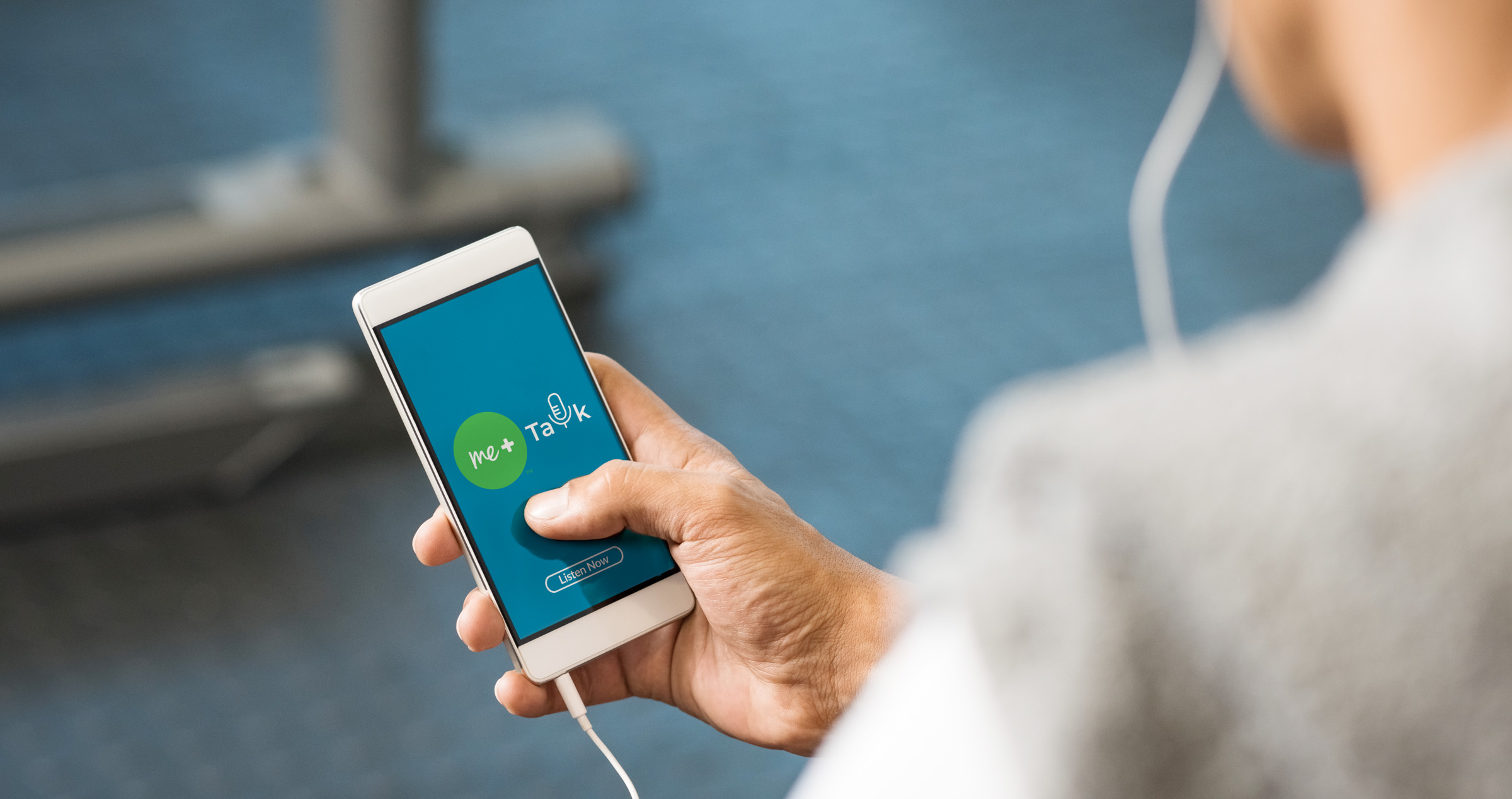 uma pessoa segurando um telefone