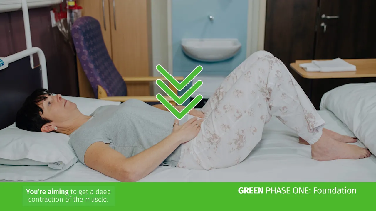 en person som ligger i en sykehusseng