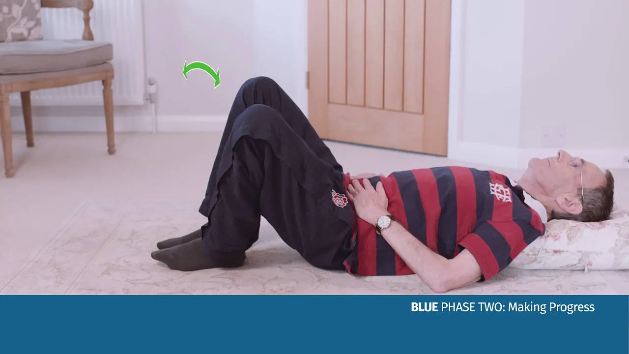 en person som gjør en øvelse på gulvet