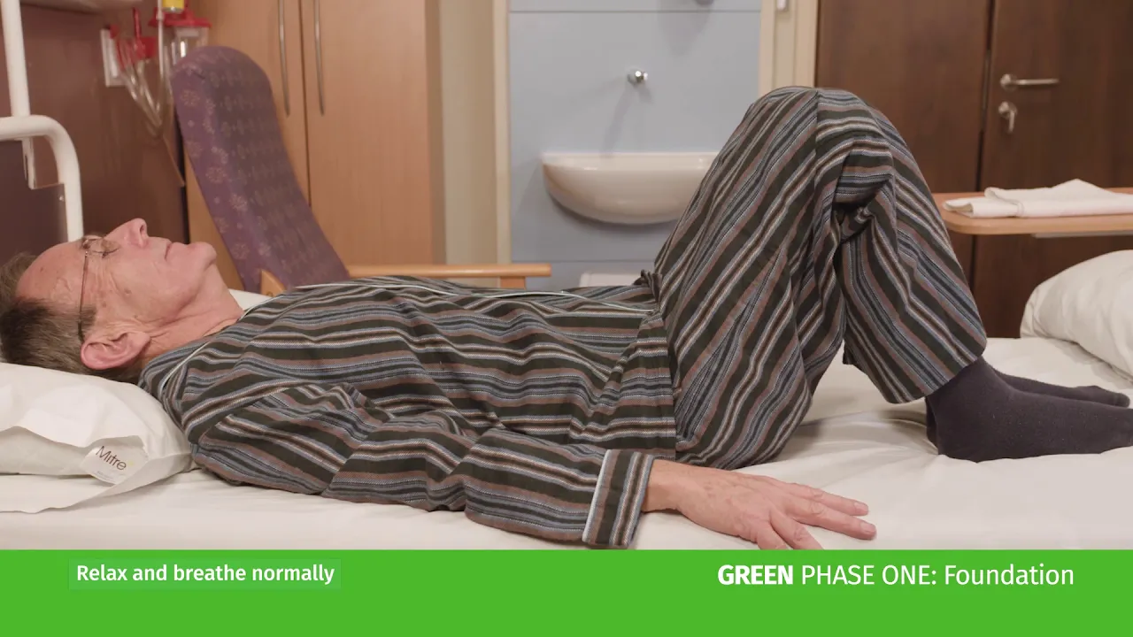 en person som ligger på en seng