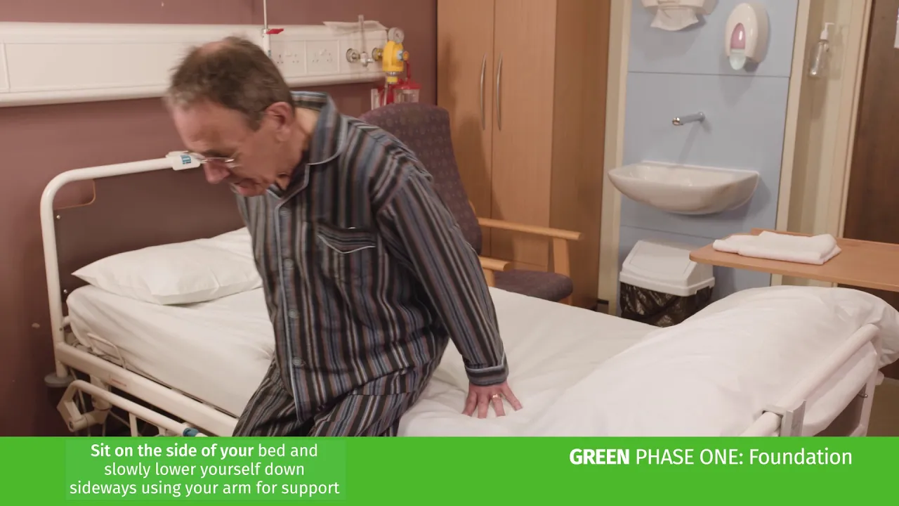 en mann i en sykehusseng