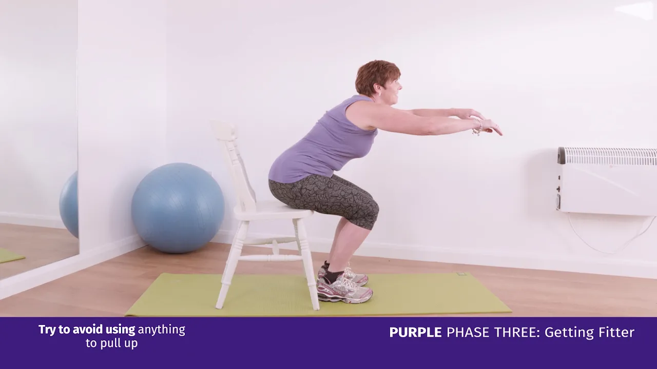 Een vrouw die een oefening op een stoel doet