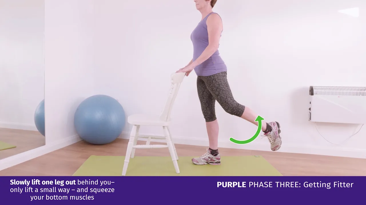 Een vrouw die een oefening doet