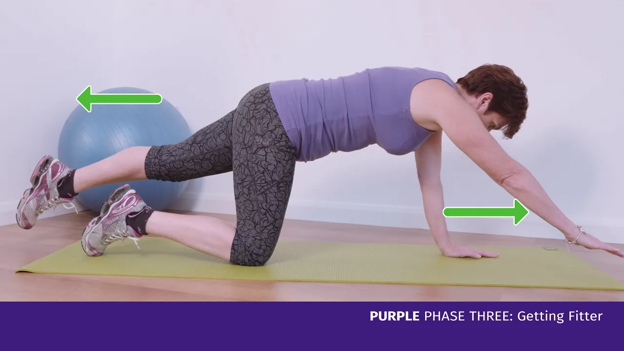 Een vrouw die een oefening doet