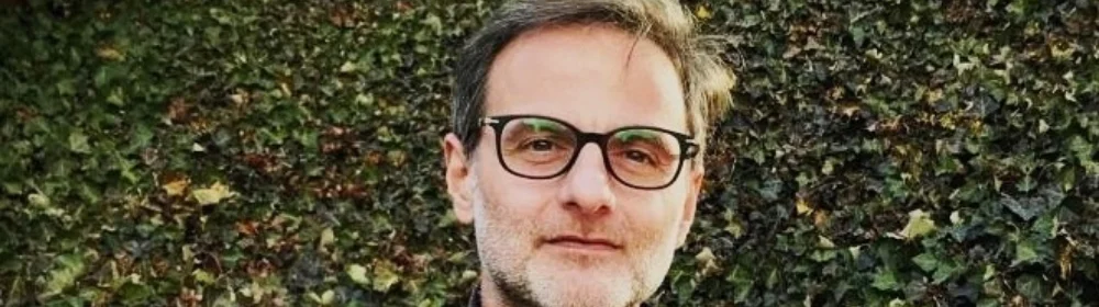 眼鏡をかけた男性