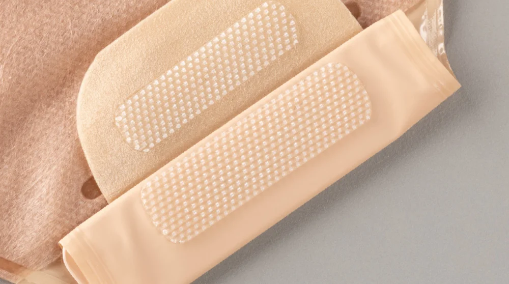 Un objeto blanco y dorado