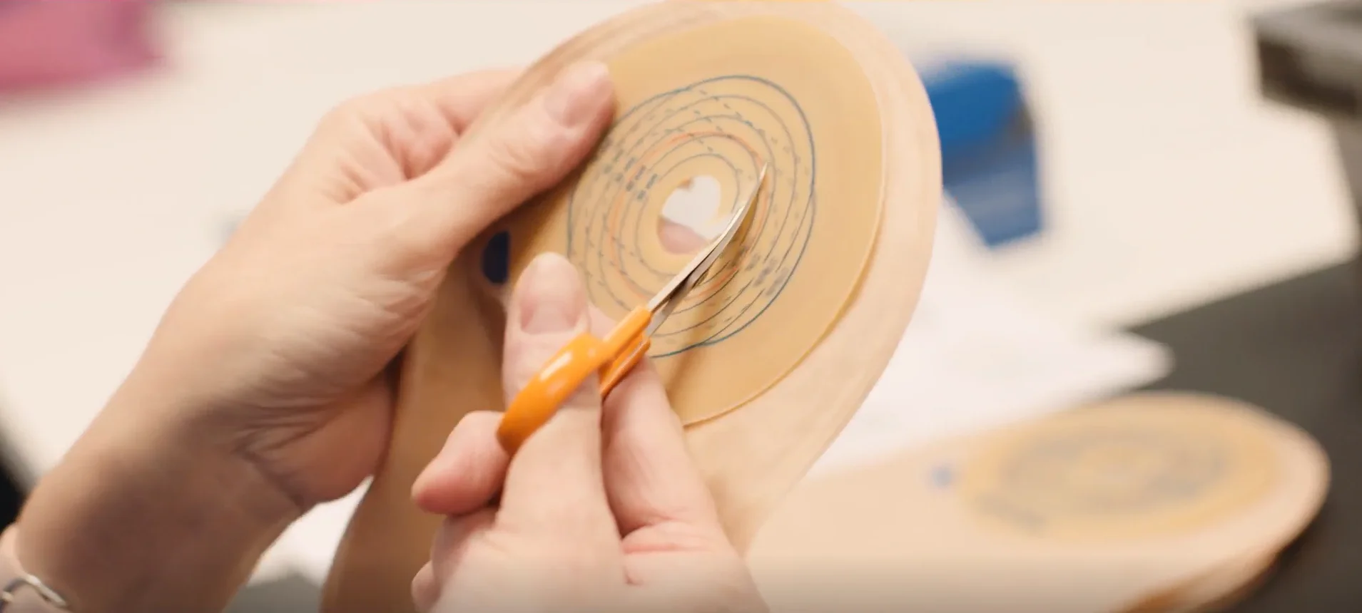 eine Person, die ein Bild malt