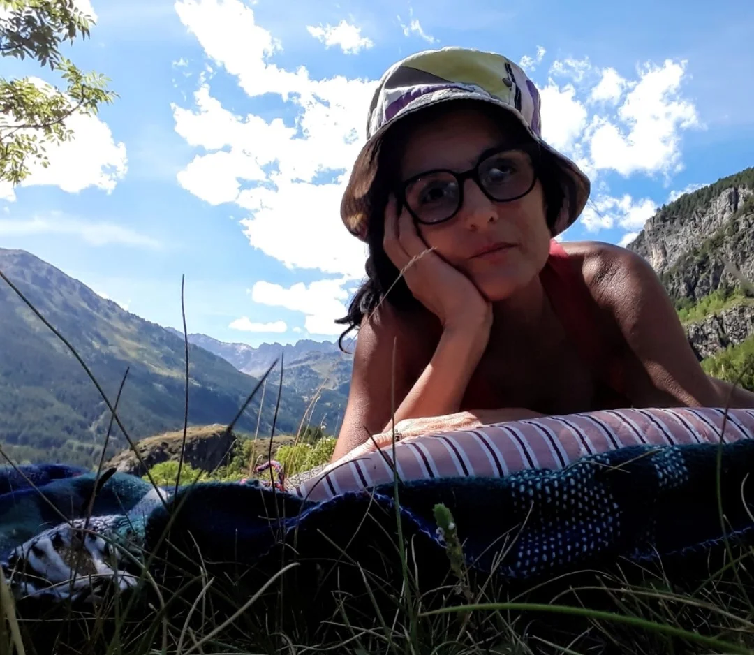 外の椅子に座っている女性