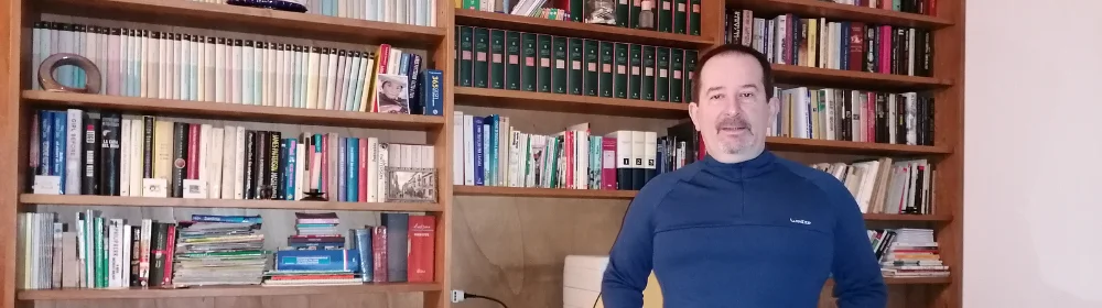 本棚の前に立つ男性