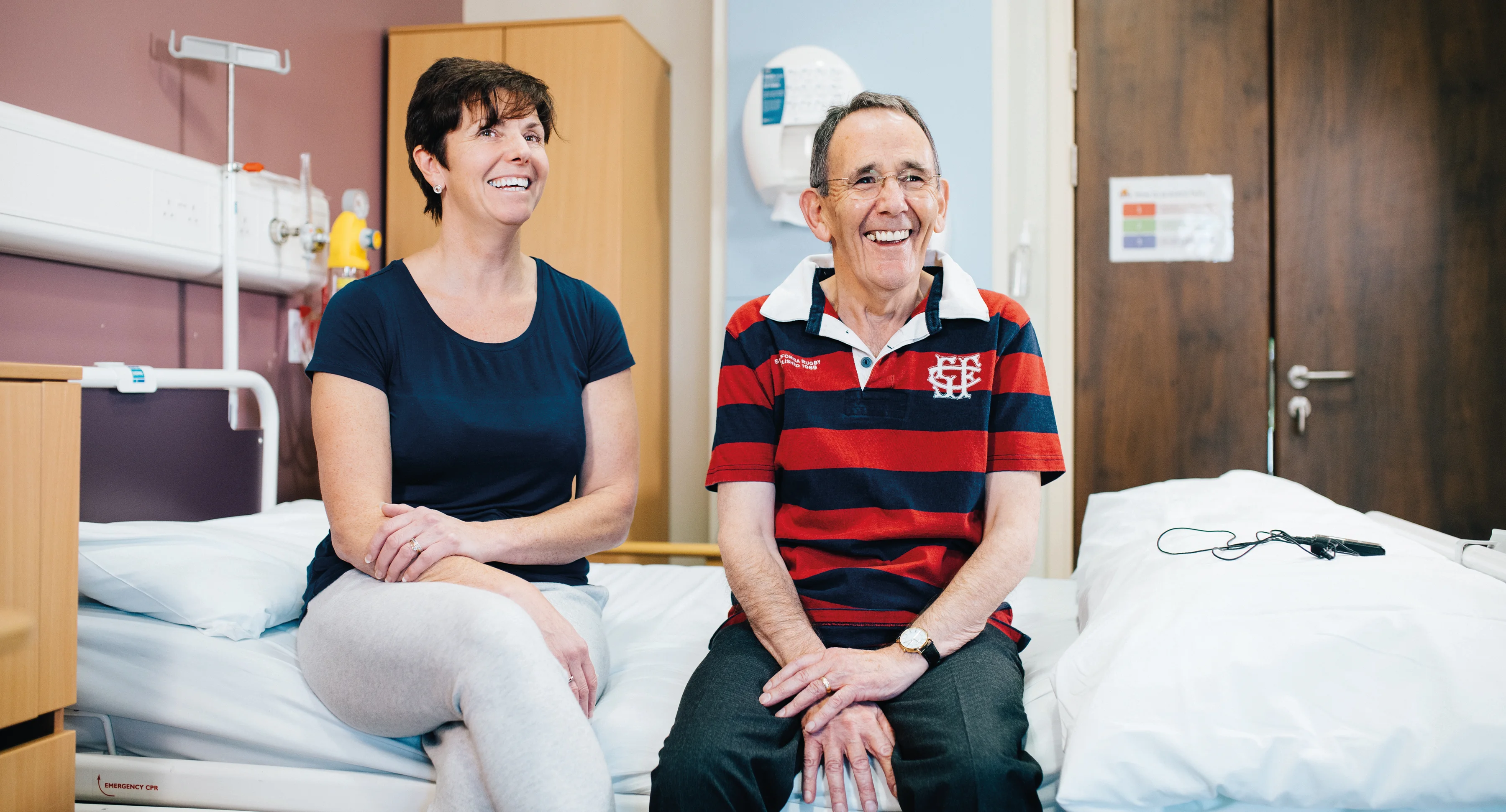 un uomo e una donna seduti sui letti