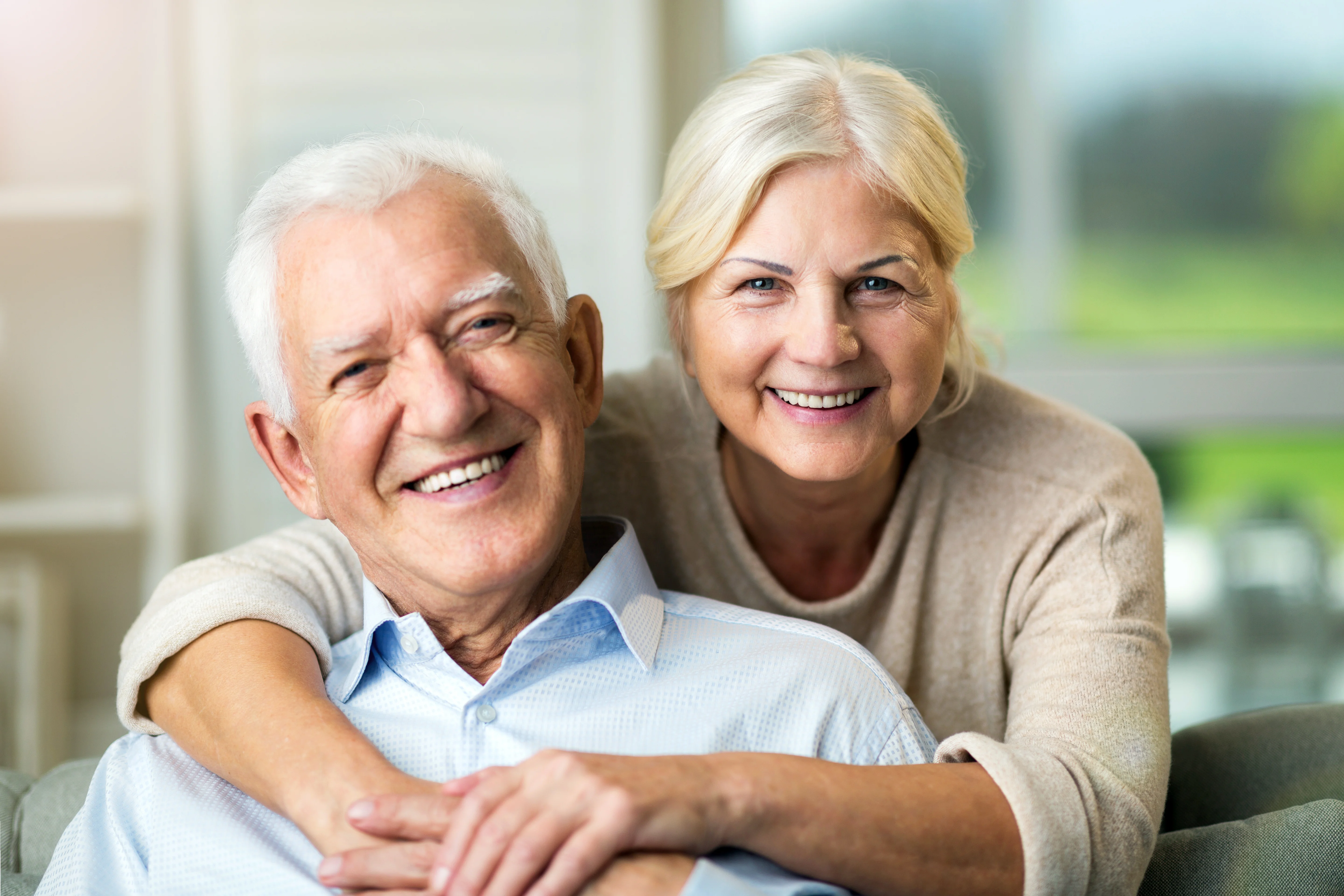 un uomo e una donna che sorridono