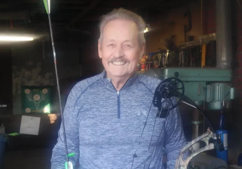 osoba usmievajúca sa s mikrofónom