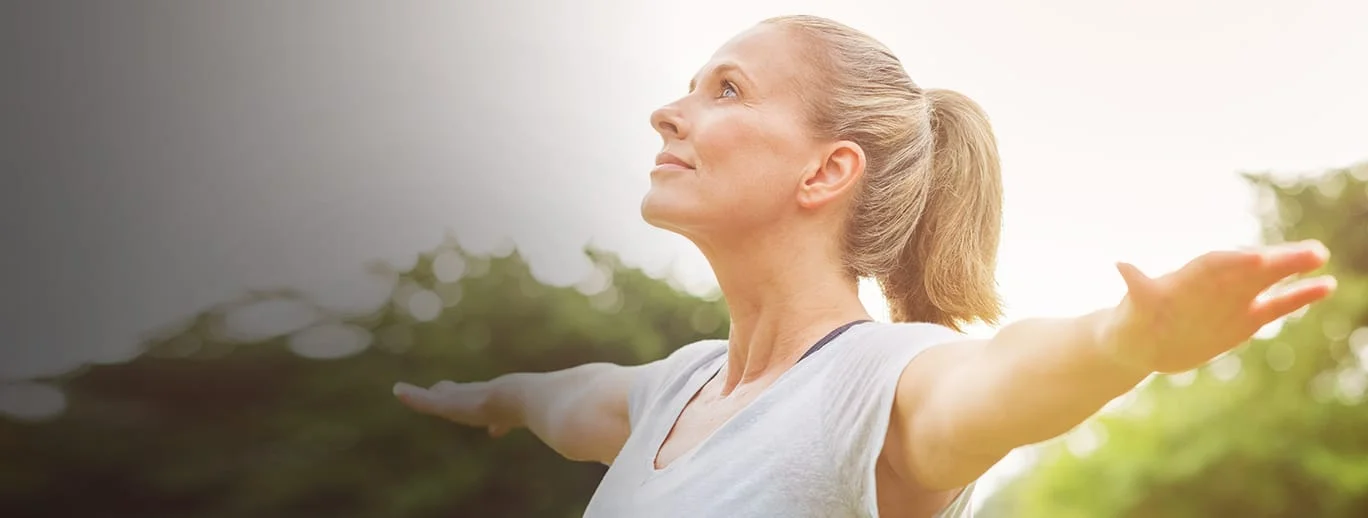 両手を広げた女性
