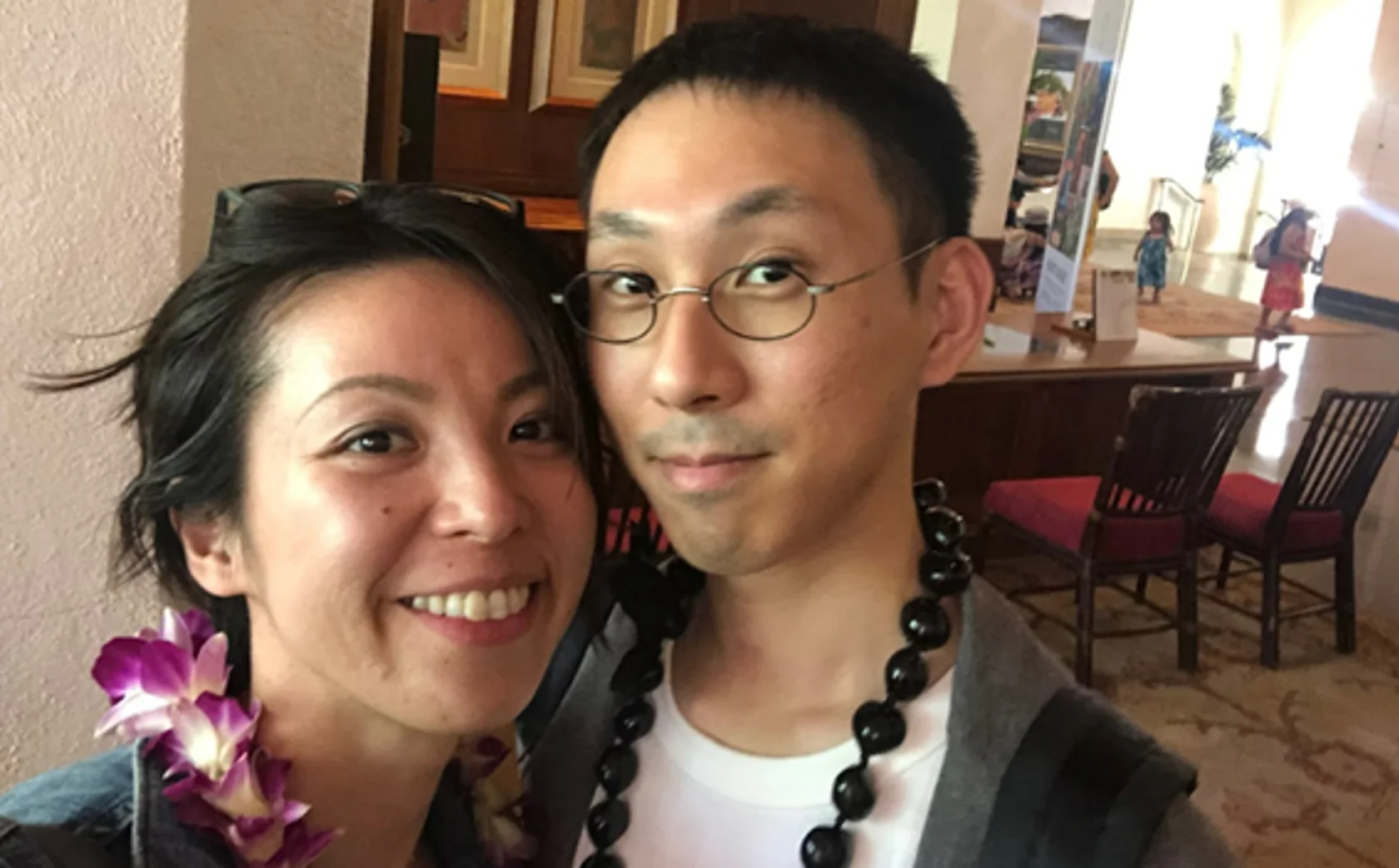 自分撮りをする男女