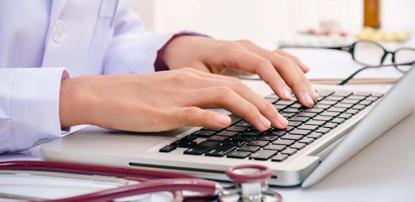 Una persona escribiendo en una computadora portátil