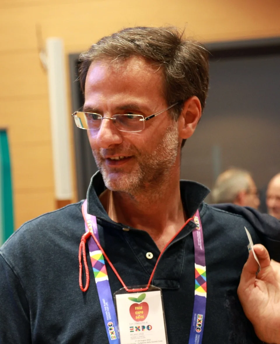 Un uomo che porta gli occhiali