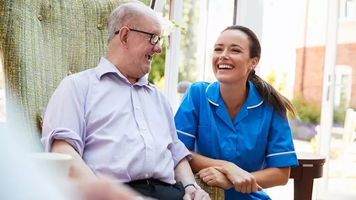 muž a žena sediaci na posteli