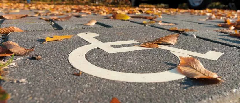 地面に落ちた壊れた靴