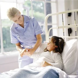 患者を診察する医師