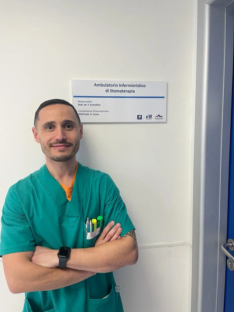 腕を組んだ男性