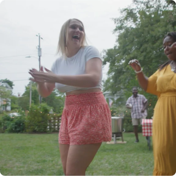 Un gruppo di persone che ride e balla.