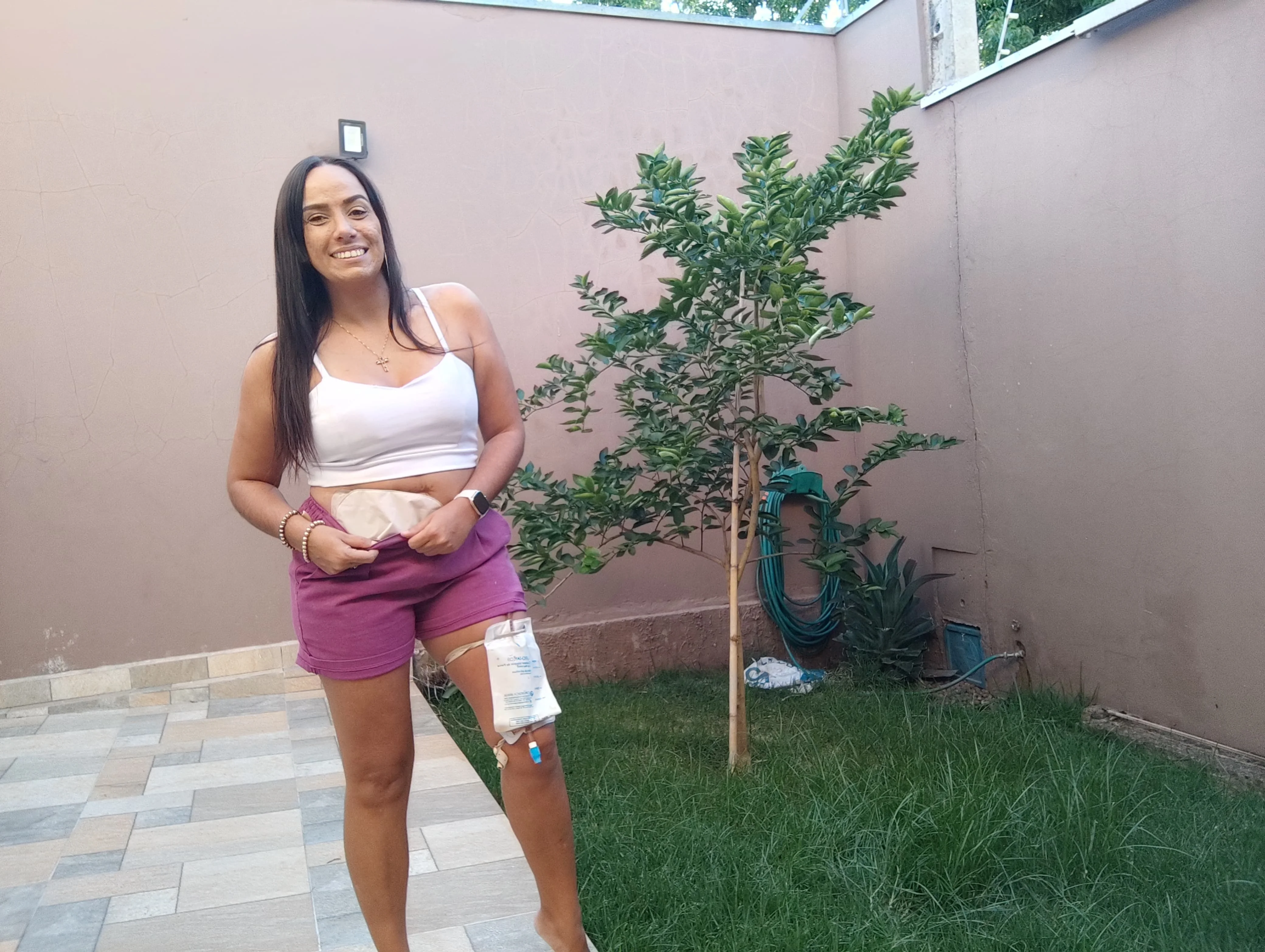 写真のポーズをとっている女性