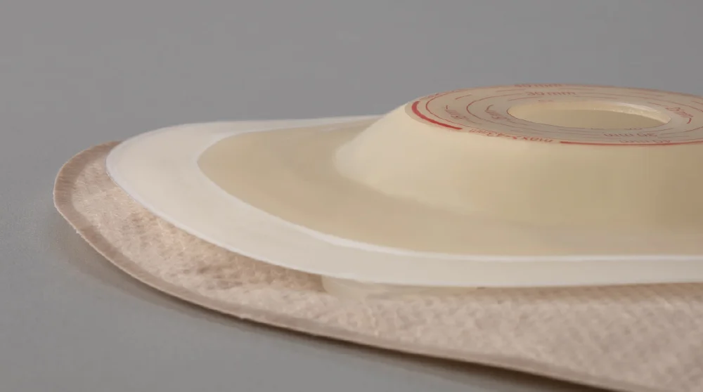 un plato blanco con un diseño rojo y blanco