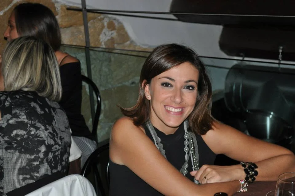 カメラに向かって微笑む女性