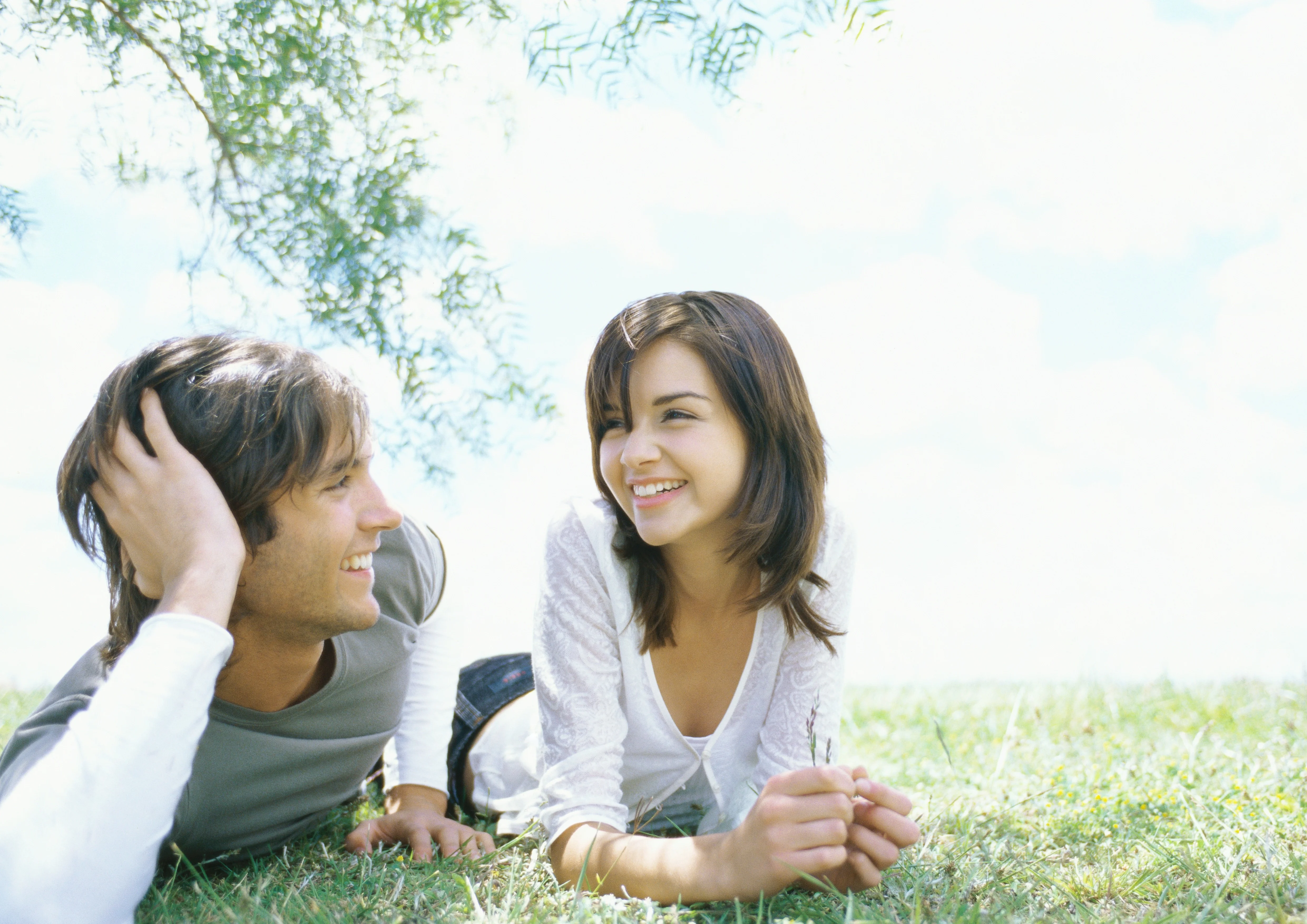 草むらに座っている男性と女性