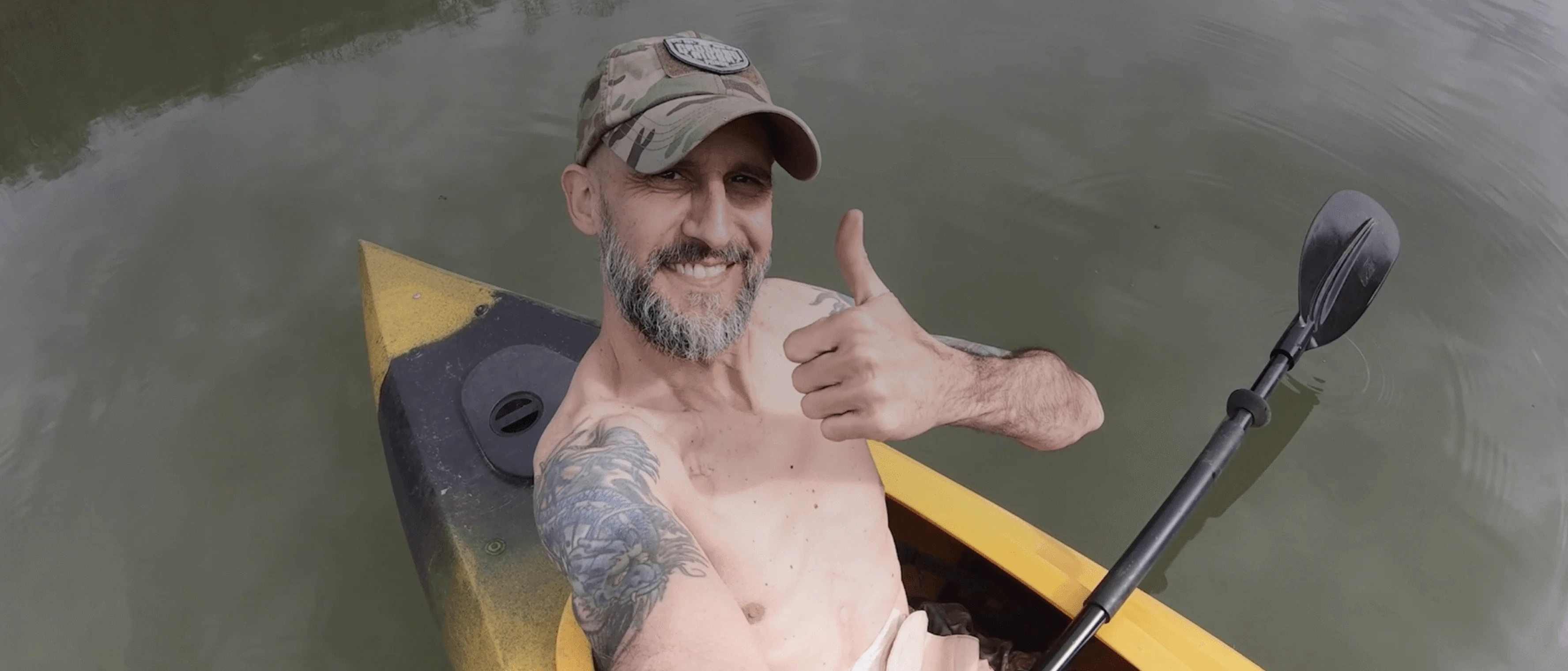 Un hombre en un kayak