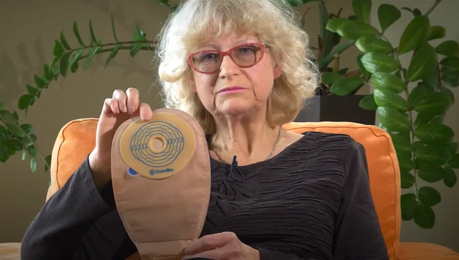 kobieta trzymająca torbę