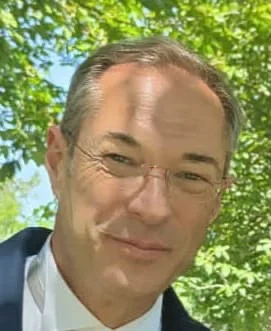 カメラに向かって微笑む男性