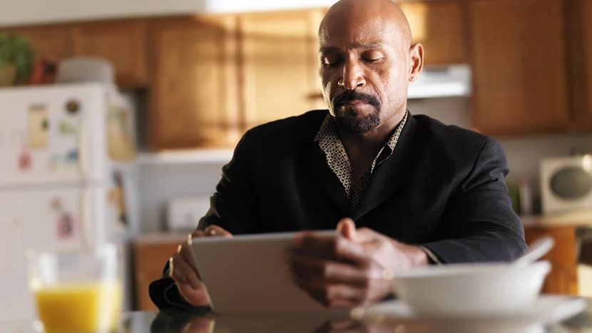 osoba korzystająca z tabletu