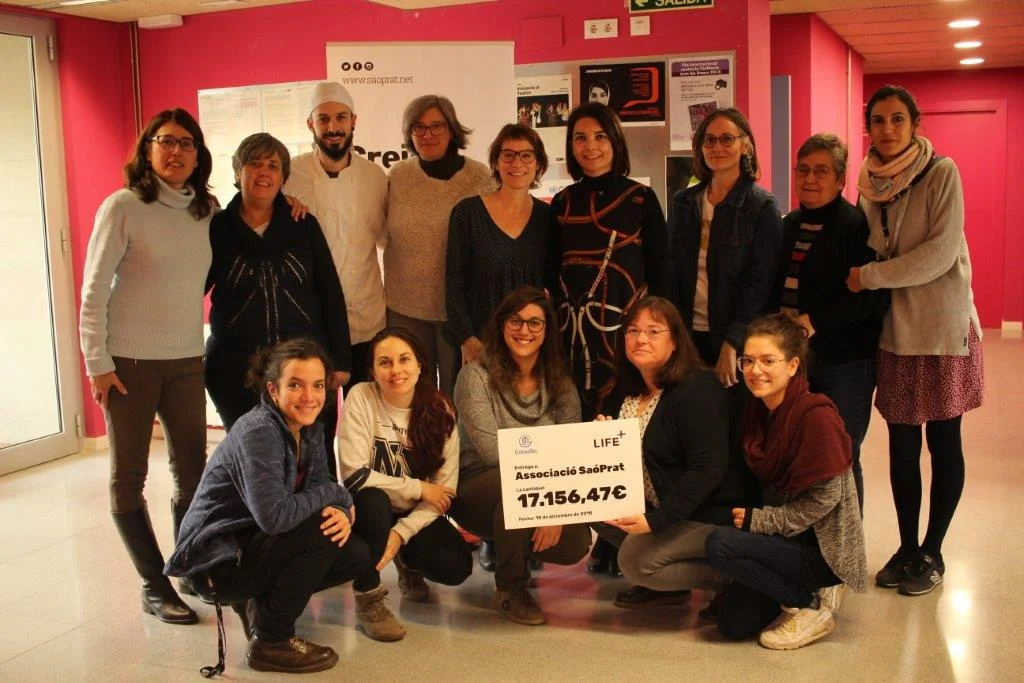 写真のポーズをとっている人々のグループ