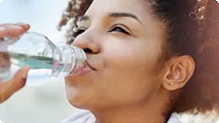 uma criança bebendo de uma garrafa