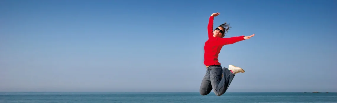 空中でジャンプする男性