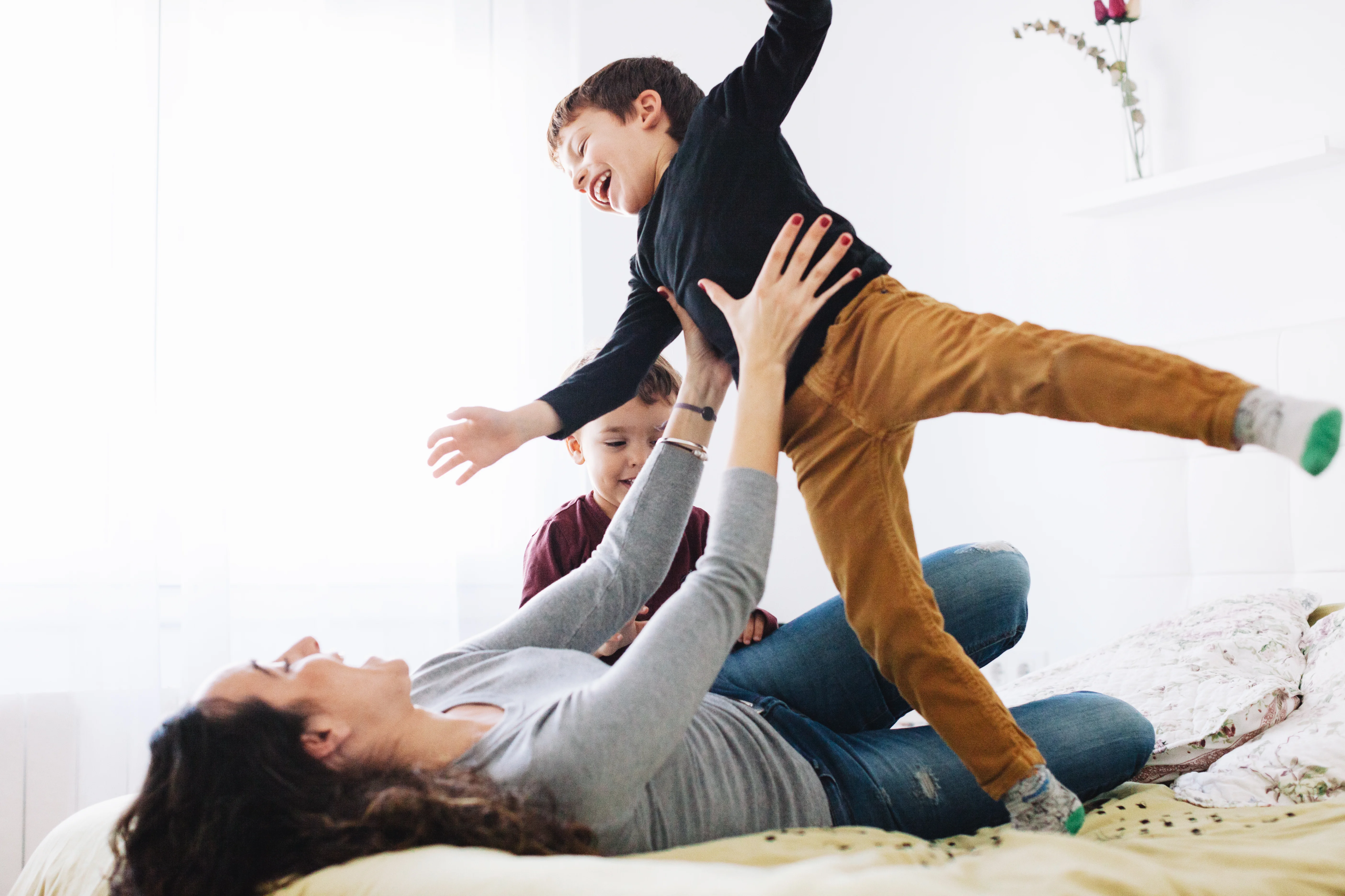 Een man die een vrouw houdt