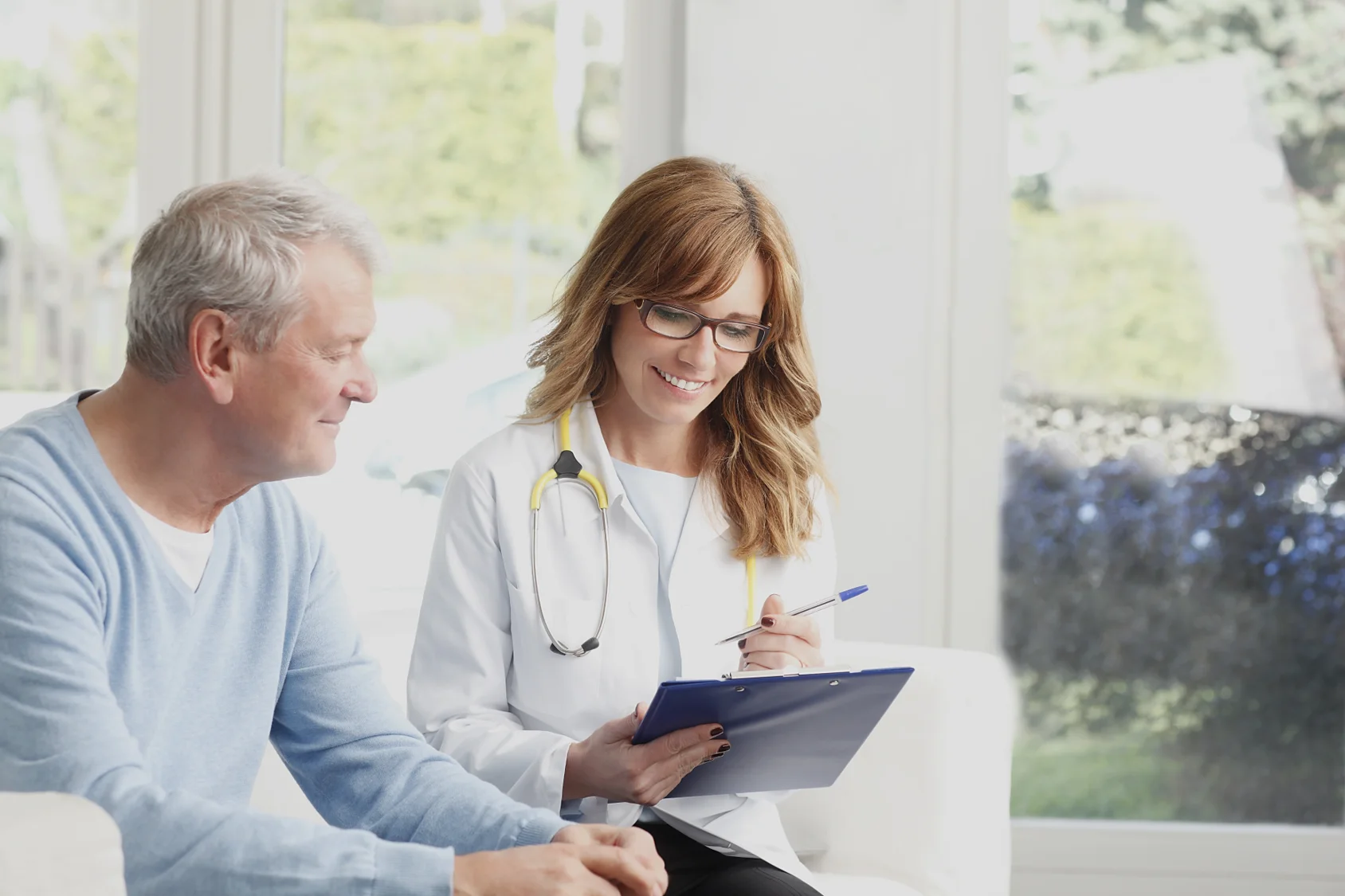 Un hombre y una mujer mirando un libro