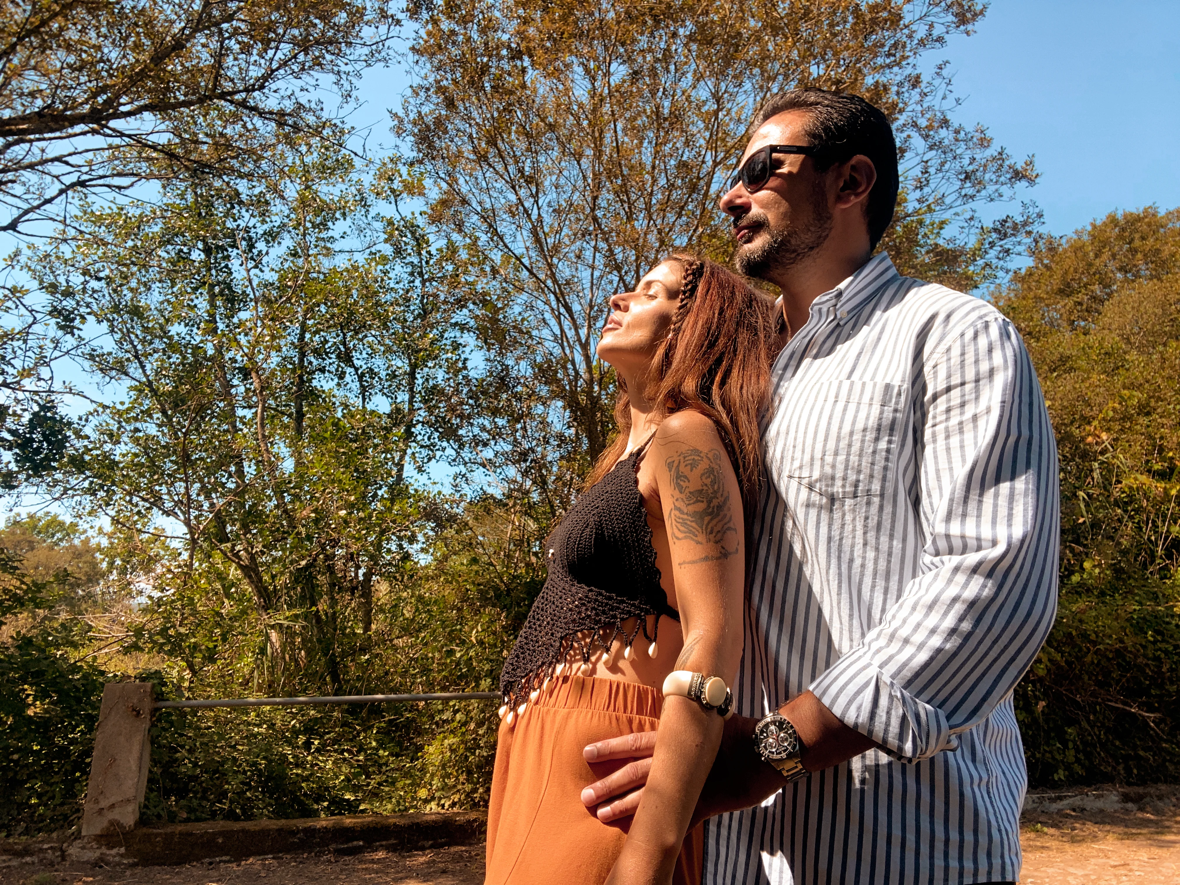 um homem e uma mulher se beijando