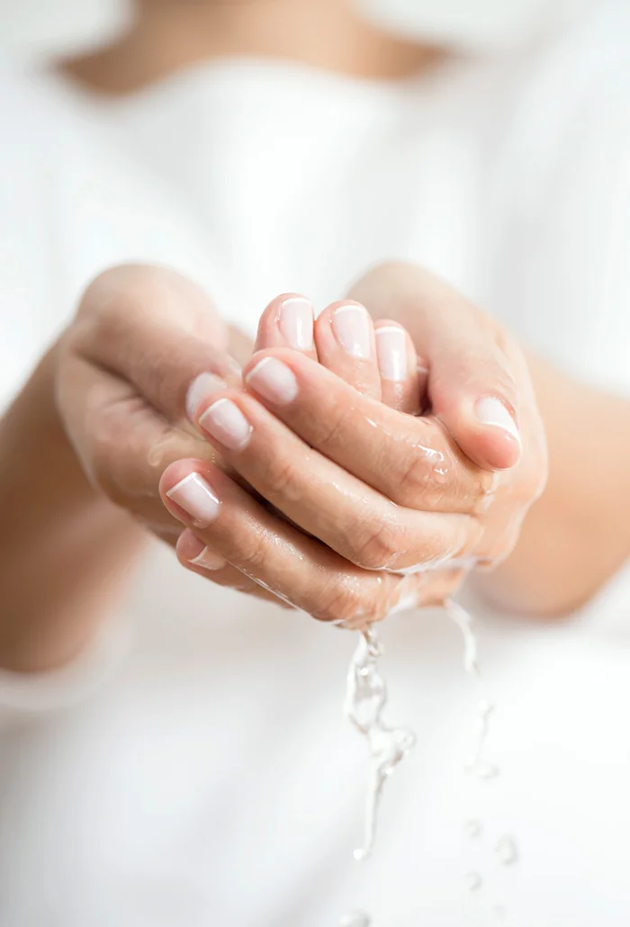 紐を握る手のクローズアップ