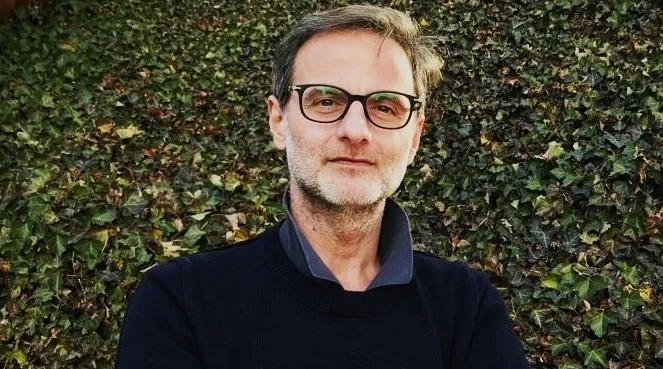 un uomo che indossa gli occhiali