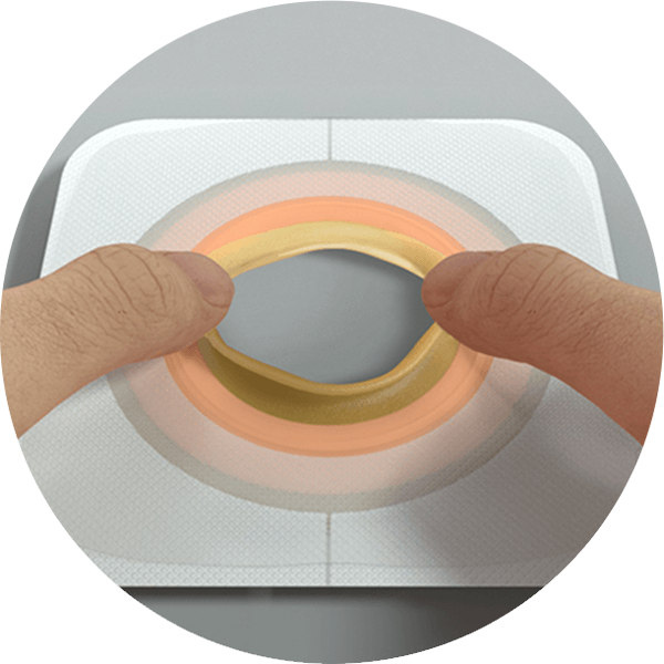 uma mão segurando uma xícara de café